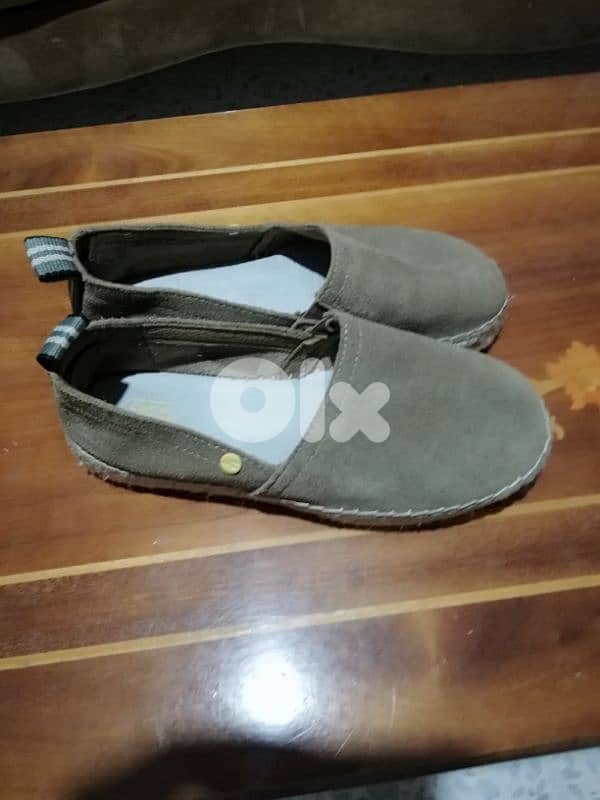 two secondhand shoes 5