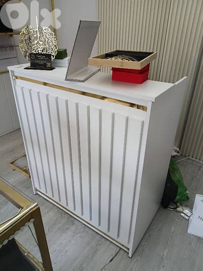 مكتب،طاولة عرض،رفوف خشب،للبيع مستعمل متل الجديد