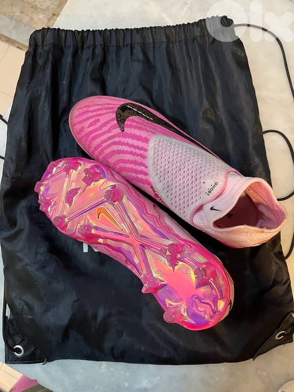 Selling a used football shoes 1