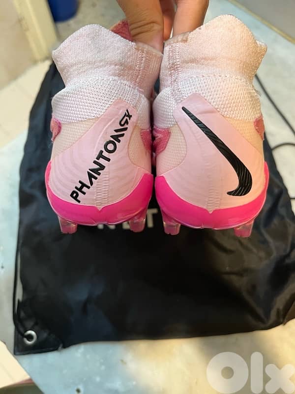 Selling a used football shoes 3