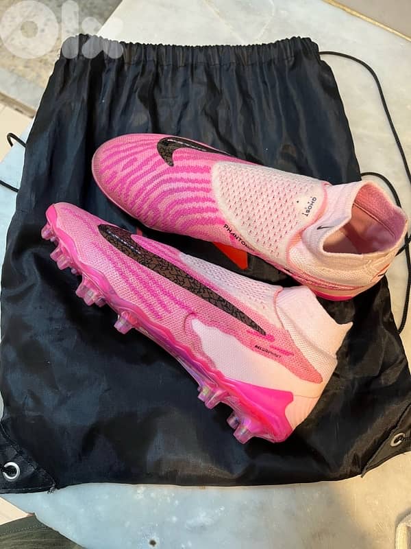 Selling a used football shoes 4