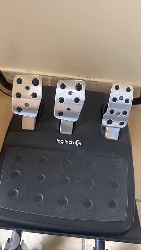 logitech 29  (like new) 4