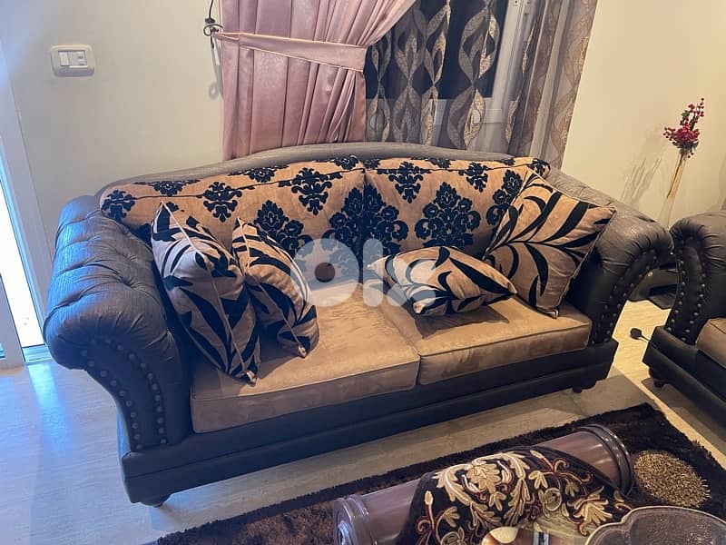 Stylish and comfortable living room set for sale 1