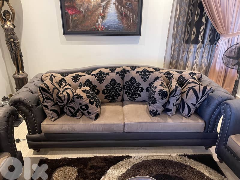 Stylish and comfortable living room set for sale 2