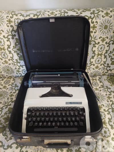 Two dactylos (Olympia and Optima)