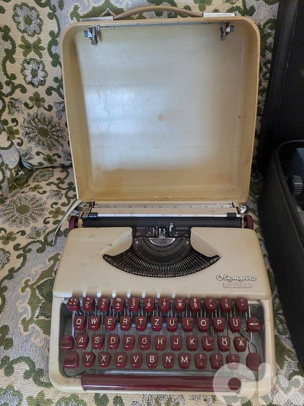 Two dactylos (Olympia and Optima) 2