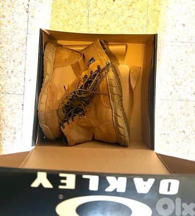 رنجر oakley ( ١ جديد و ١ مستعمل ) + ١ nike  اخو الجديد كلن ب ٥٠ دولار