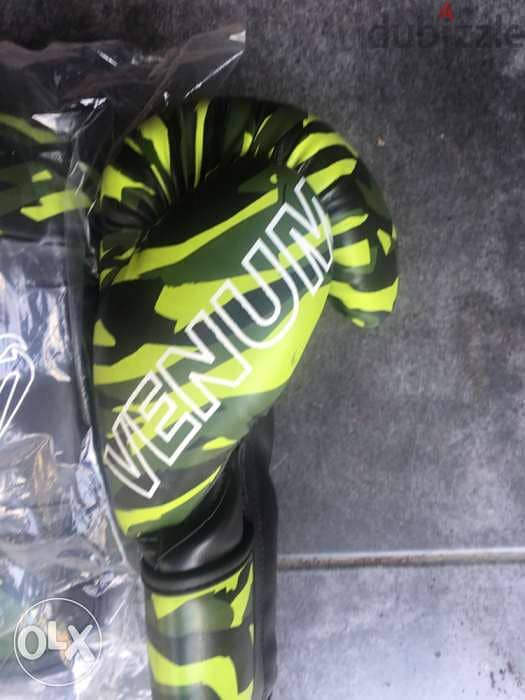 venum boxing gloves new 2