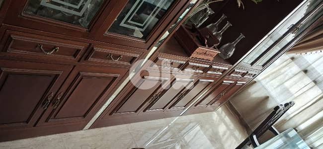 طاوله سفرا خشب مسيف شغل يدوي وجه زجاج سماكه ٣ سنتيمتر السعر ٤٥٠٠ فقط