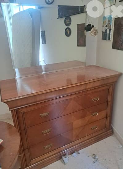 كومودينا مع مراية وطاولتان صغار (السعر لل٣ قطع)