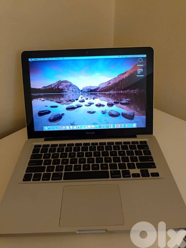 very clean Mac book and ipad for sale 1