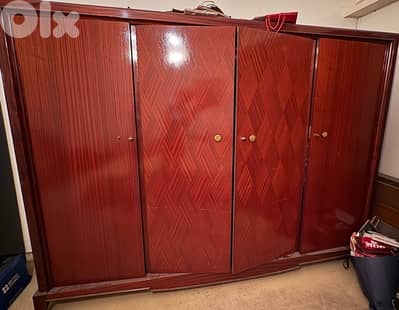 Armoire Libanaise en bois mouluré