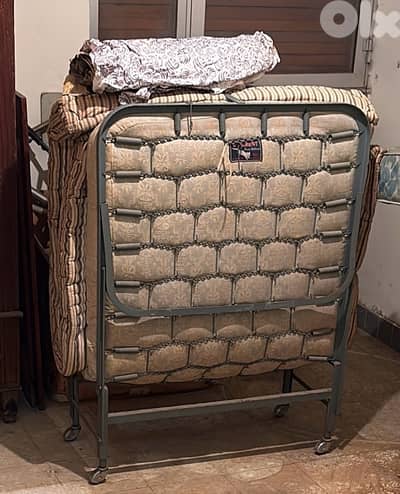 Lit pliant avec un matelas