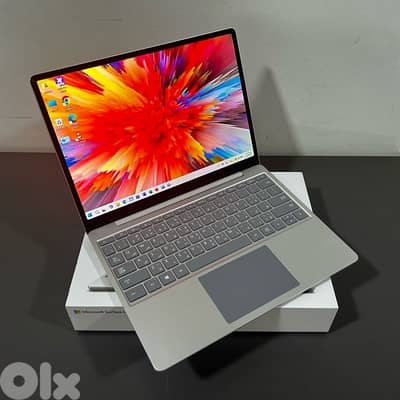 Microsoft Surface Laptop Go • Intel Core i5 Gen 10