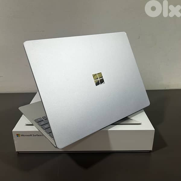 Microsoft Surface Laptop Go • Intel Core i5 Gen 10 1
