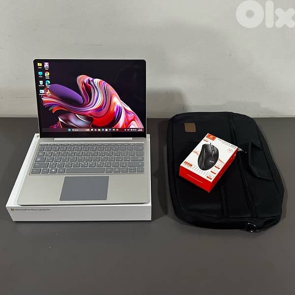 Microsoft Surface Laptop Go • Intel Core i5 Gen 10 4