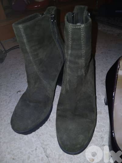 2 shoes size 9