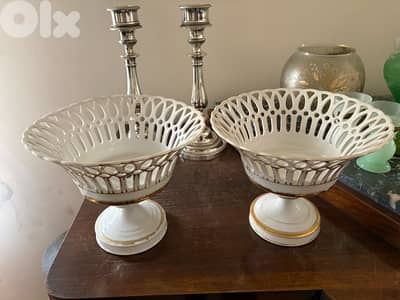 Paire de coupes sur pied en porcelaine de Paris émaillée et dorées