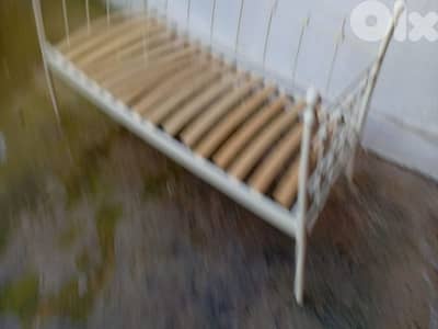 تخت  اوروبي akia شبه جديد