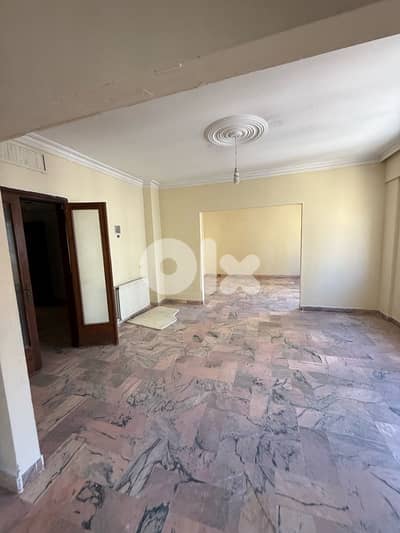 unfurnished 3 bedroom apartment mazeraa, Beirut