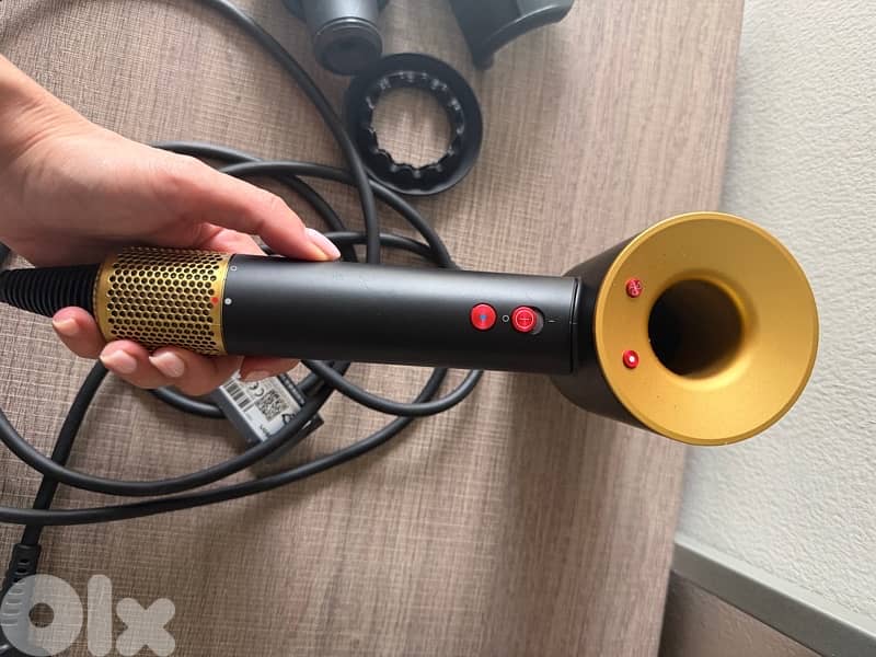 Dyson supersonic hairdryer / blowdyer (sechoir) 1