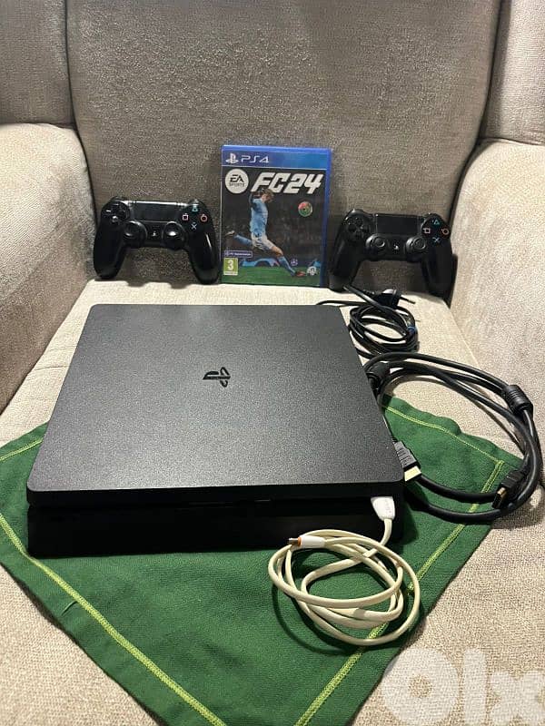 Playstation 4 Slim Used Like New + UPS + 2 Controller + CD 1