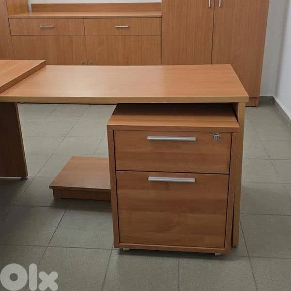 L-shaped desk 2
