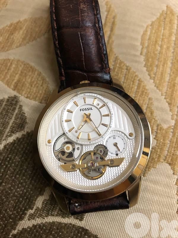 The Fossil watch operates on both automatic and battery power 1