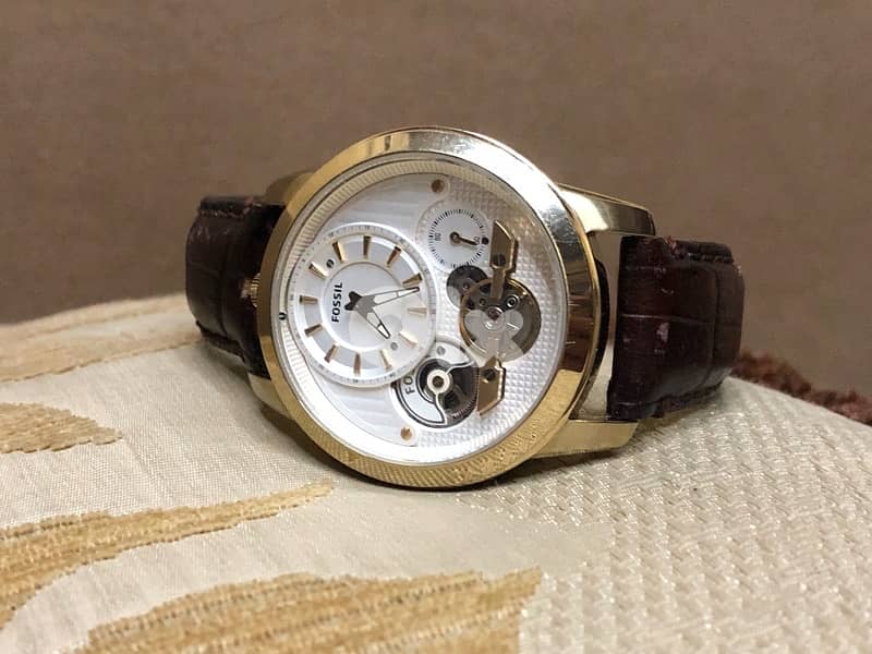 The Fossil watch operates on both automatic and battery power 2