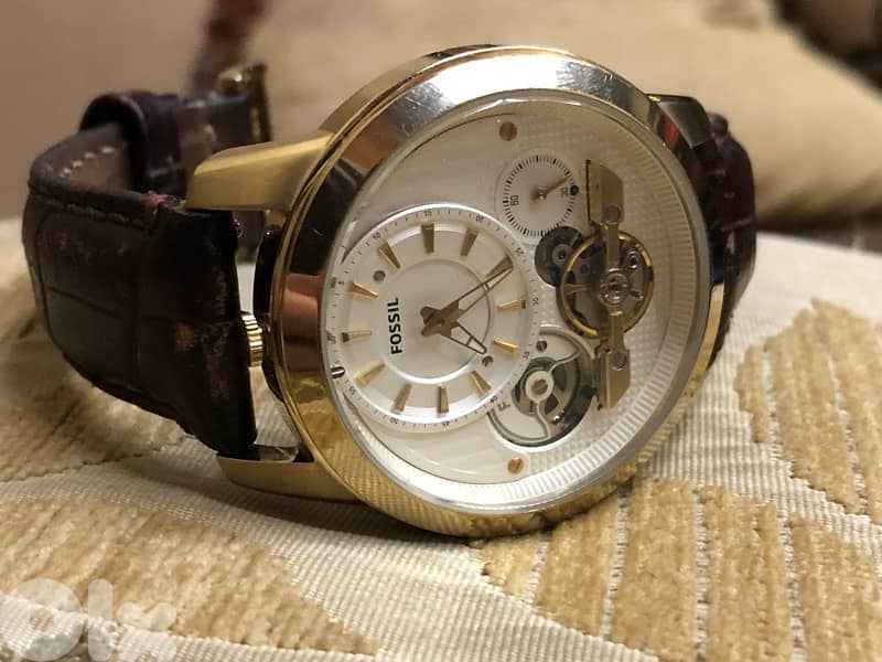 The Fossil watch operates on both automatic and battery power 3