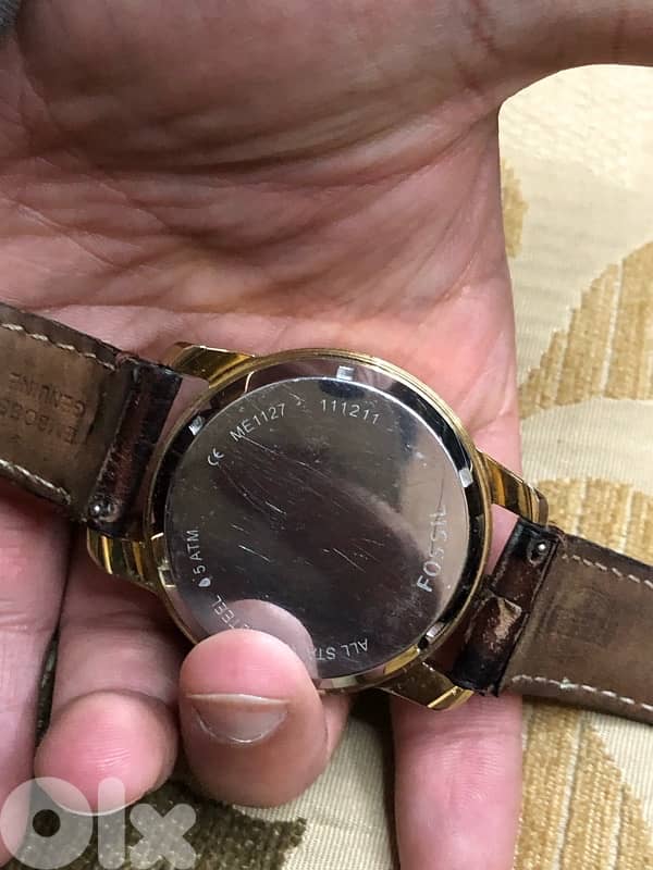 The Fossil watch operates on both automatic and battery power 4