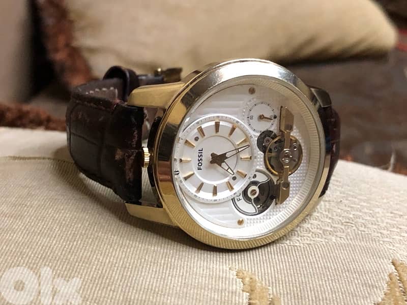 The Fossil watch operates on both automatic and battery power 5