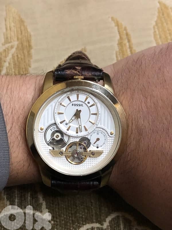 The Fossil watch operates on both automatic and battery power 6