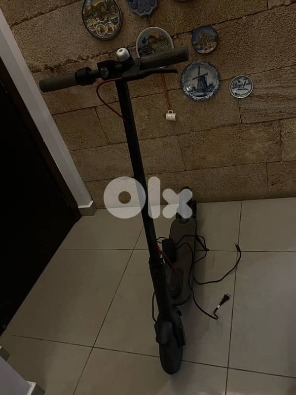Xiaomi M365 Electric Scooter – Excellent Condition 2