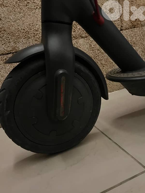 Xiaomi M365 Electric Scooter – Excellent Condition 4