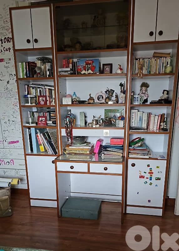 A custom-made library with a desk, like new 1