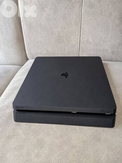 ps4 slim in great condition used 1tb working 100% 2 controllers