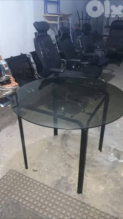 طاولة حديد وجه زجاج