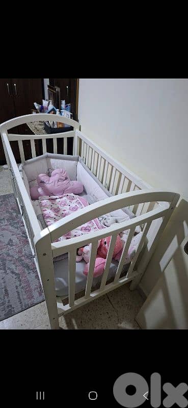 kids crib and 2 single beds