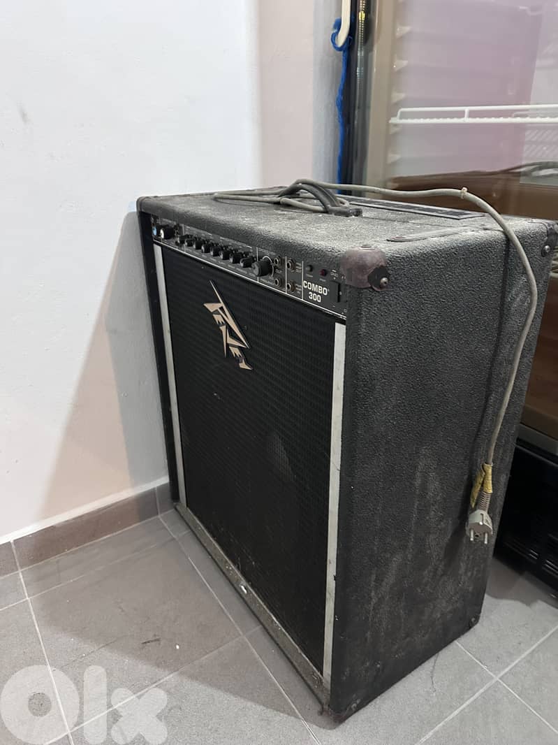 Peavey Combo 300 instrument amplifier 1