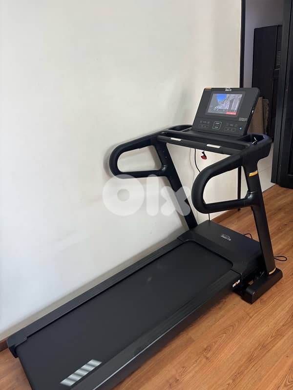 POWERFIT MOTORIZED TREADMILL WITH ANDROID TV / WIFI 2.5 HP DC MOTOR 1