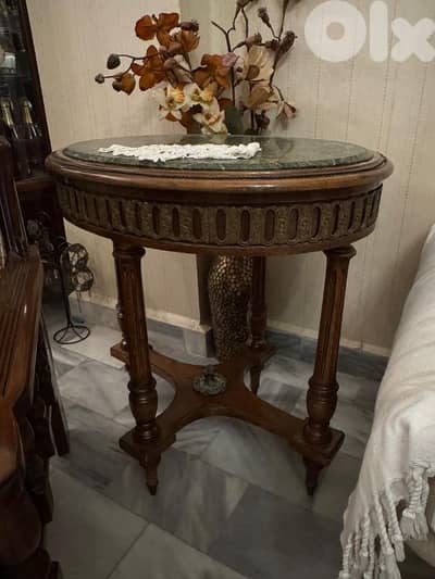 Oval shaped table Antique