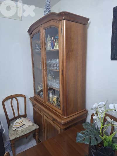 Dining table & Vitrine
