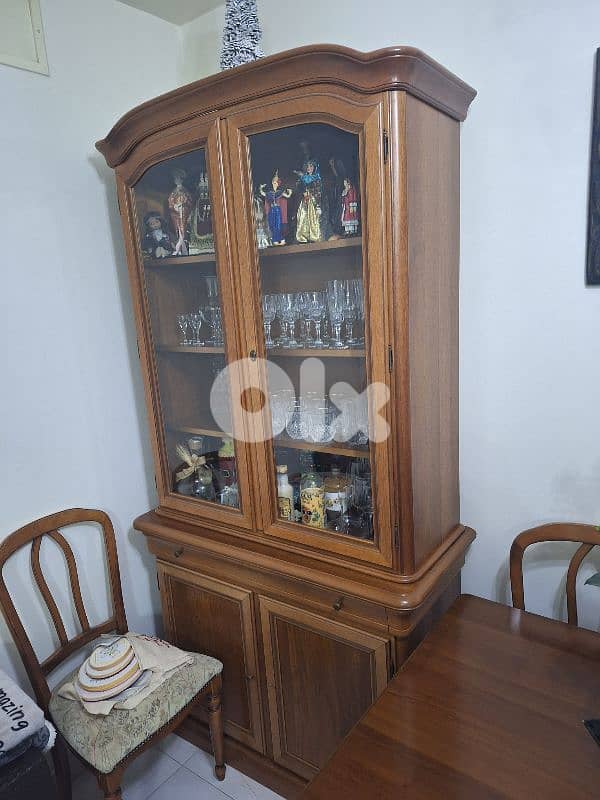 Dining table & Vitrine 1