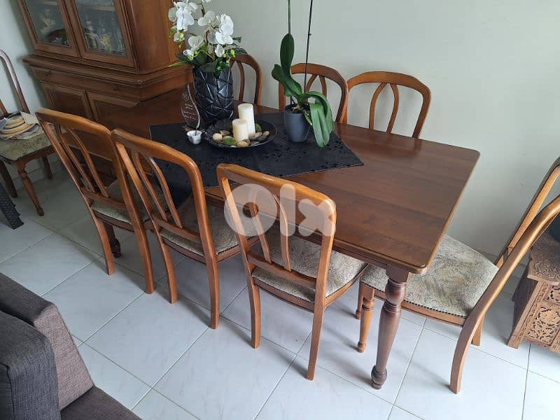 Dining table & Vitrine 5