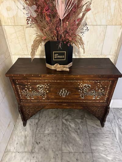صندوق شرقي انتيك خشب جوز صافي تنزيل صدف عمر ١٠٠سنة طول متر