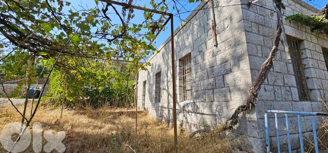 Land with a Townhouse for Sale in Kfardebian