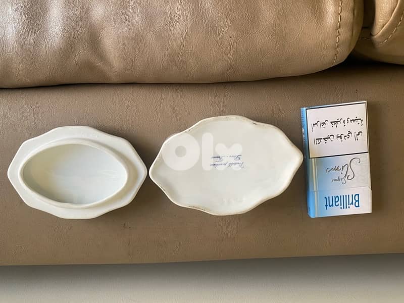 porcelain box signed 4