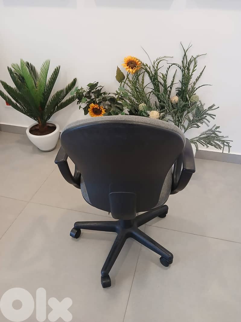 6 OFFICE ARM CHAIRS 1