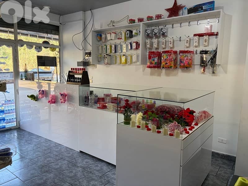 Counter & closets display 4